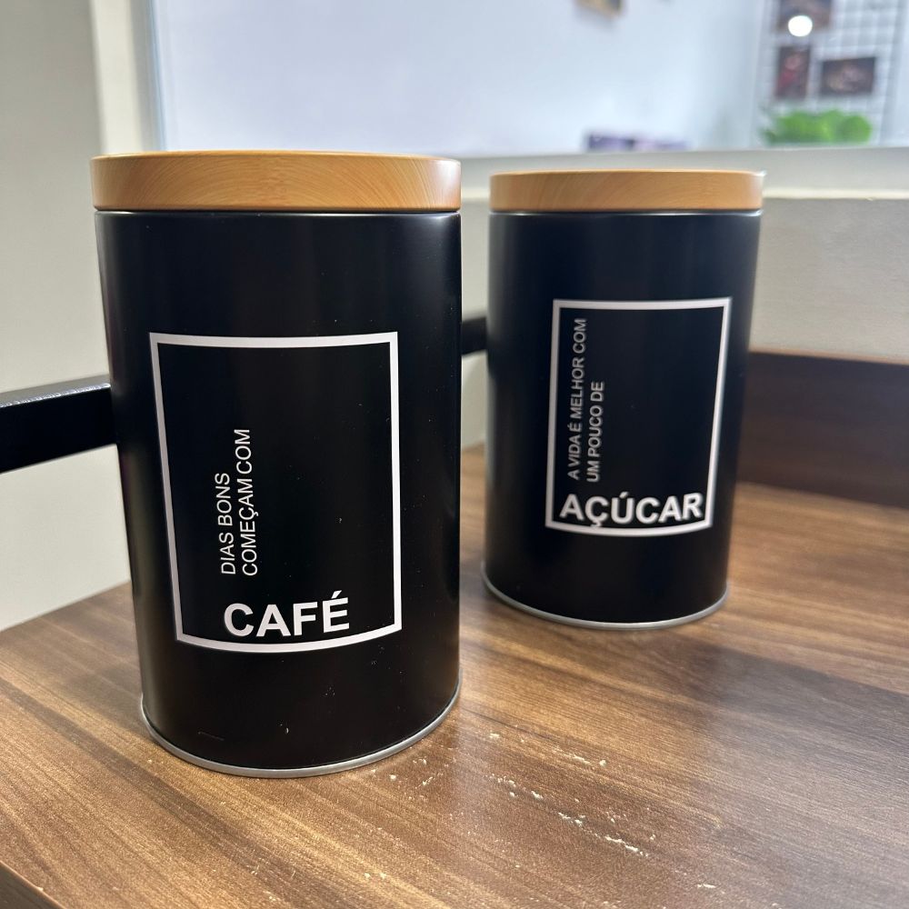 Kit 2 Latas- A vida é melhor com um pouco de Acuçar/Café Redonda- Preta