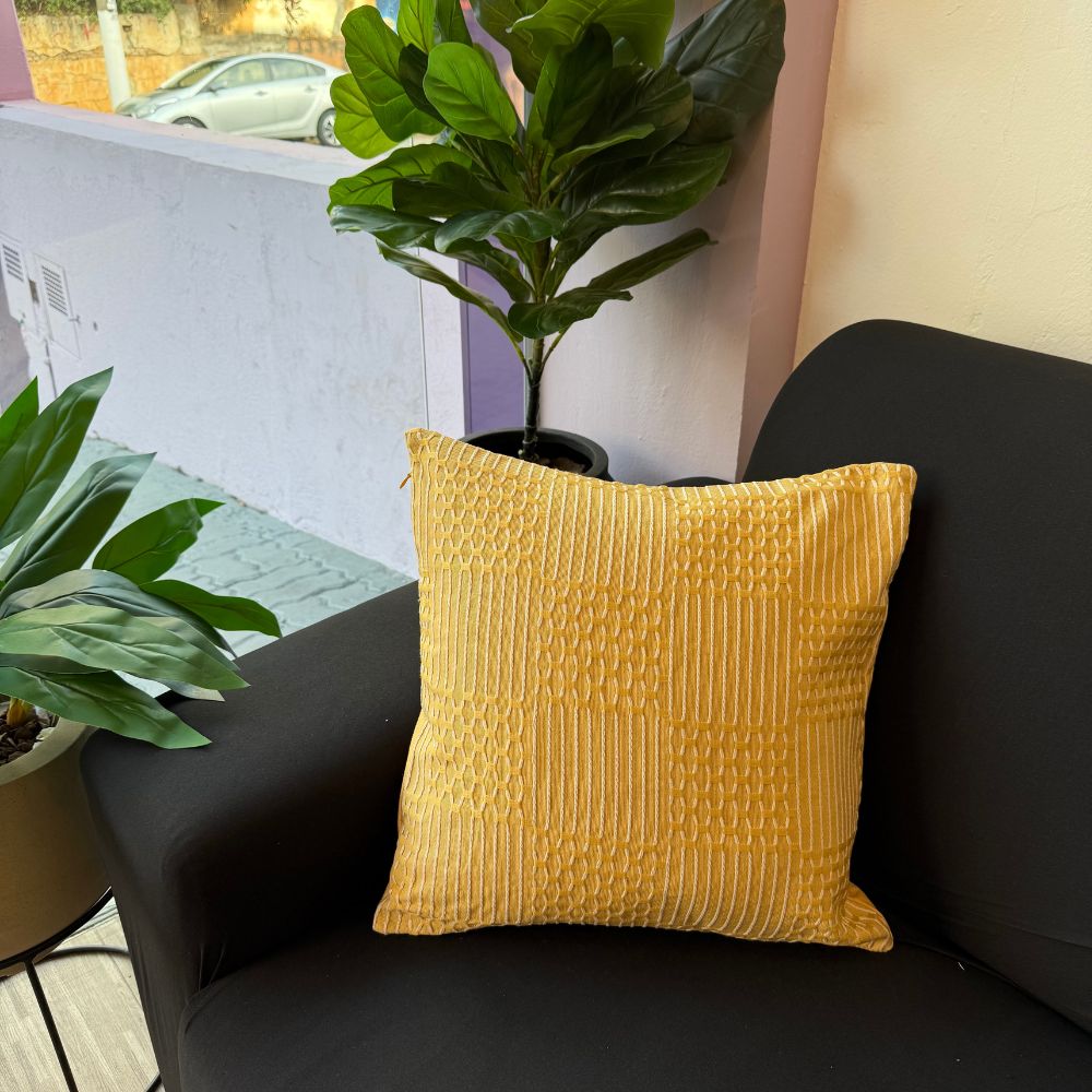 Capa de Almofada Bordada 43 cm x 43cm- Várias Cores