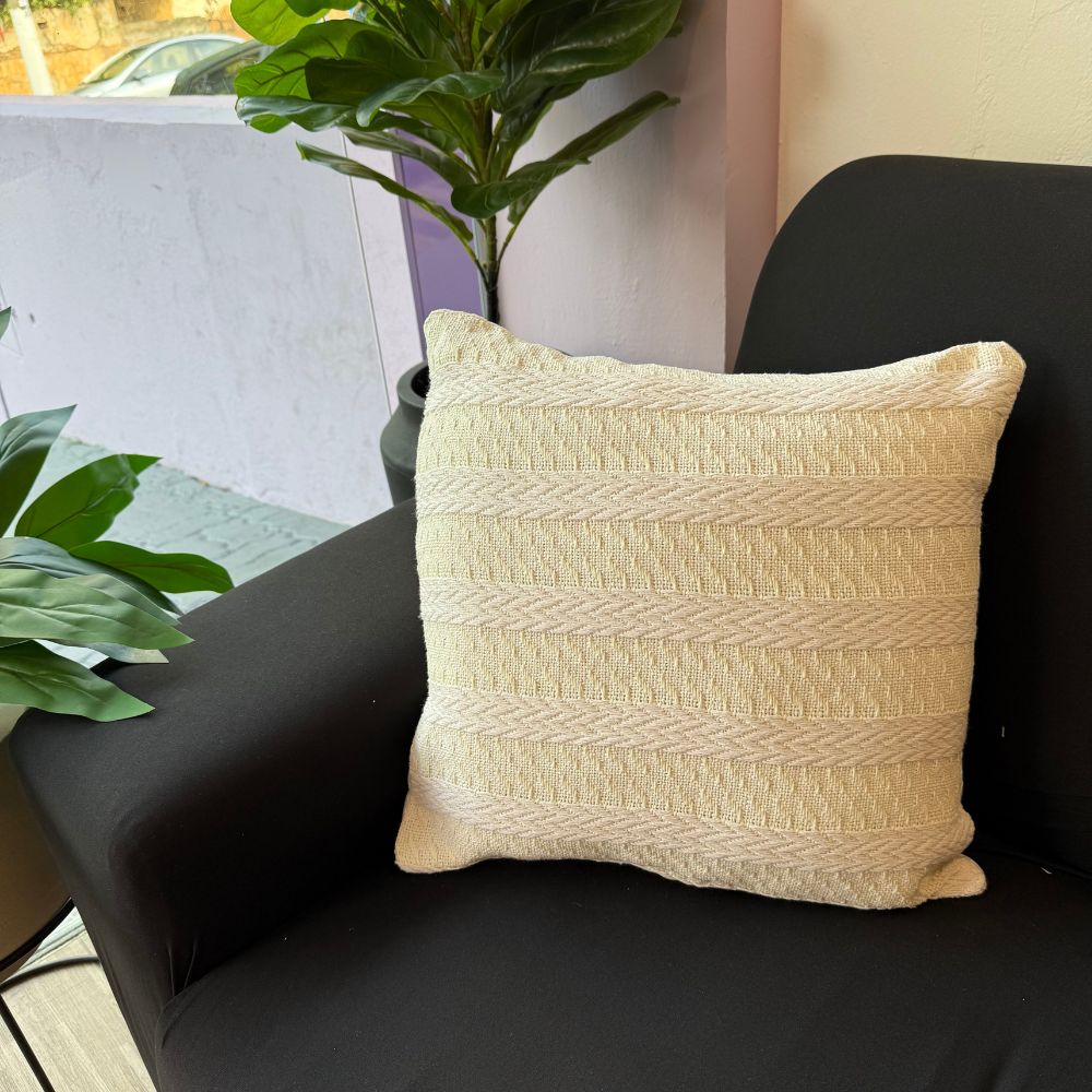 Capa de Almofada Bordada 43 cm x 43cm- Várias Cores