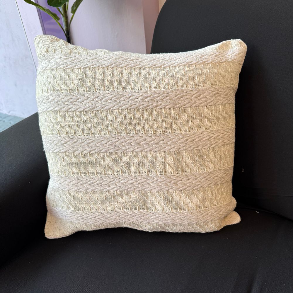 Capa de Almofada Bordada 43 cm x 43cm- Várias Cores