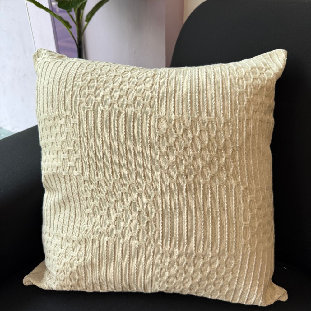 Capa de Almofada Bordada 43 cm x 43cm- Várias Cores