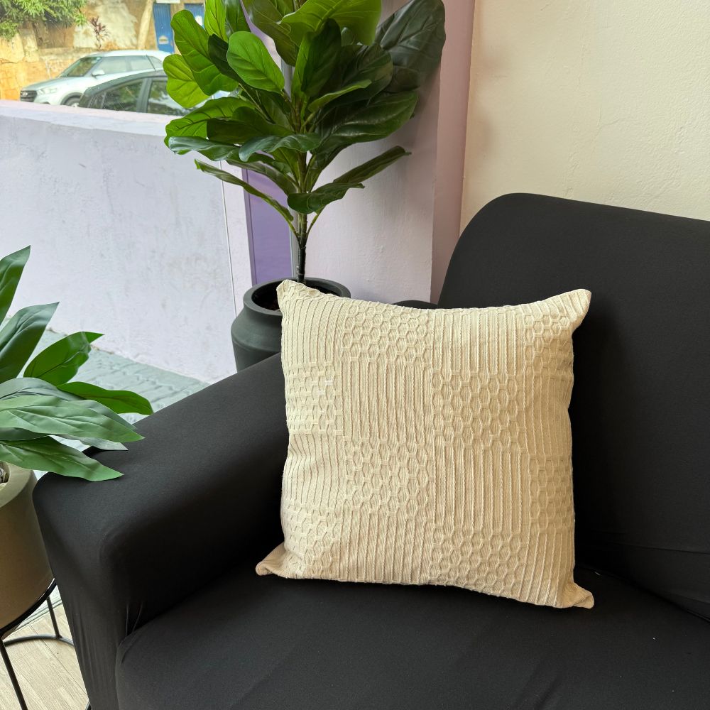 Capa de Almofada Bordada 43 cm x 43cm- Várias Cores