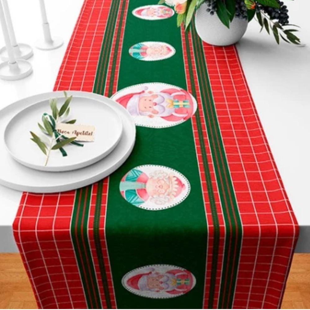 Kit Natal 4 Capas de Almofada + Kit 3 Tapetes + 1 Trilho de Mesa - Papai e Mamãe Noel